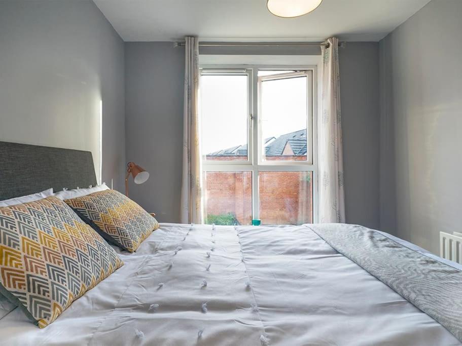 Lovely 2 Bedroom Apt At Ormeau Park W/ Free Parking Belfast Esterno foto